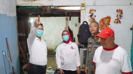 Rumah milik pasangan Davidi dan Julia Margareta, warga Gang Pajajaran V Kelurahan Sungai Beliung Kecamatan Pontianak Barat mulai diperbaiki. Perbaikan rumah tersebut merupakan donasi dari masyarakat, pegawai dan pejabat di lingkungan Pemerintah Kota (Pemkot) Pontianak.  