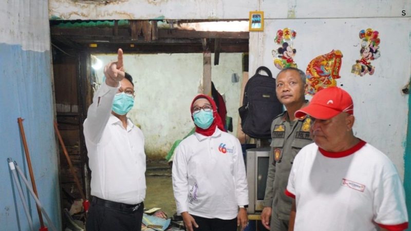 Rumah milik pasangan Davidi dan Julia Margareta, warga Gang Pajajaran V Kelurahan Sungai Beliung Kecamatan Pontianak Barat mulai diperbaiki. Perbaikan rumah tersebut merupakan donasi dari masyarakat, pegawai dan pejabat di lingkungan Pemerintah Kota (Pemkot) Pontianak.  