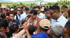 “Jadi IKN ini bukan hanya sekadar membangun istana, tetapi juga simbol, sekali lagi, simbol pemerataan pembangunan yang tidak lagi Jawa Sentris,” tegasnya saat memberikan sambutan pada acara peringatan Hari Ulang Tahun ke-45 Pangalangok Jilah di Keramat Patih Patinggi, Kecamatan Toho, Kabupaten Mempawah, Kalimantan Barat, Sabtu (23/08/2025). foto - Biro Pers, Media, dan Informasi
Sekretariat Wakil Presiden