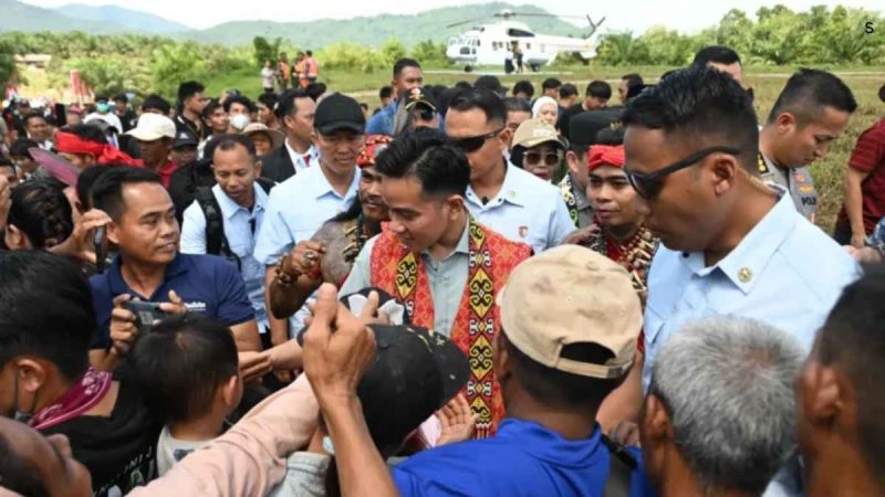 “Jadi IKN ini bukan hanya sekadar membangun istana, tetapi juga simbol, sekali lagi, simbol pemerataan pembangunan yang tidak lagi Jawa Sentris,” tegasnya saat memberikan sambutan pada acara peringatan Hari Ulang Tahun ke-45 Pangalangok Jilah di Keramat Patih Patinggi, Kecamatan Toho, Kabupaten Mempawah, Kalimantan Barat, Sabtu (23/08/2025). foto - Biro Pers, Media, dan Informasi
Sekretariat Wakil Presiden
