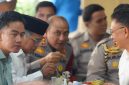  Wali Kota Pontianak Edi Rusdi Kamtono, Wapres Gibran duduk santai sembari menyeruput kopi susu khas Asiang yang sudah puluhan tahun menjadi ikon kuliner Kota Pontianak. 