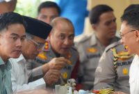 Wali Kota Pontianak Edi Rusdi Kamtono, Wapres Gibran duduk santai sembari menyeruput kopi susu khas Asiang yang sudah puluhan tahun menjadi ikon kuliner Kota Pontianak. 