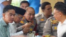  Wali Kota Pontianak Edi Rusdi Kamtono, Wapres Gibran duduk santai sembari menyeruput kopi susu khas Asiang yang sudah puluhan tahun menjadi ikon kuliner Kota Pontianak. 