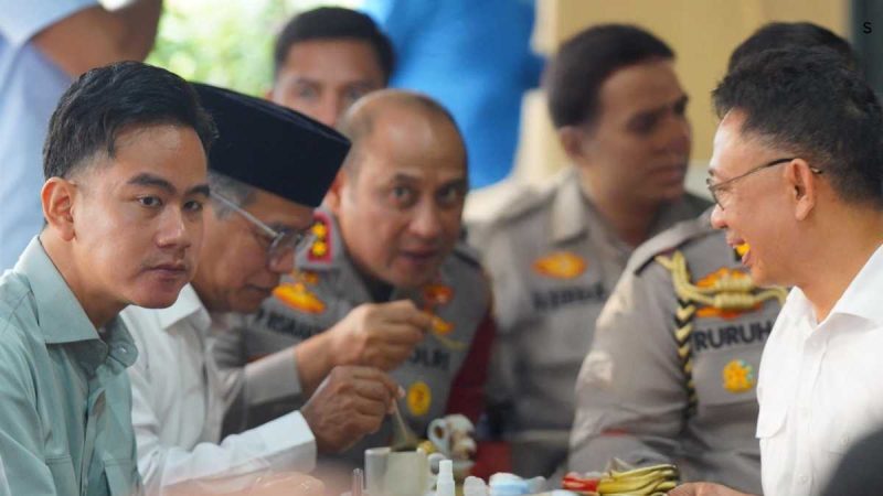  Wali Kota Pontianak Edi Rusdi Kamtono, Wapres Gibran duduk santai sembari menyeruput kopi susu khas Asiang yang sudah puluhan tahun menjadi ikon kuliner Kota Pontianak. 