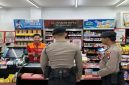 Tiga personel patroli perintis presisi Satsamapta Polres Sekadau melaksanakan patroli rutin dengan menyambangi karyawan Alfamart di Jalan Merdeka Timur, Minggu (24/8/2025) sore. - foto TBNews Polres Sekadau