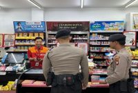 Tiga personel patroli perintis presisi Satsamapta Polres Sekadau melaksanakan patroli rutin dengan menyambangi karyawan Alfamart di Jalan Merdeka Timur, Minggu (24/8/2025) sore. - foto TBNews Polres Sekadau