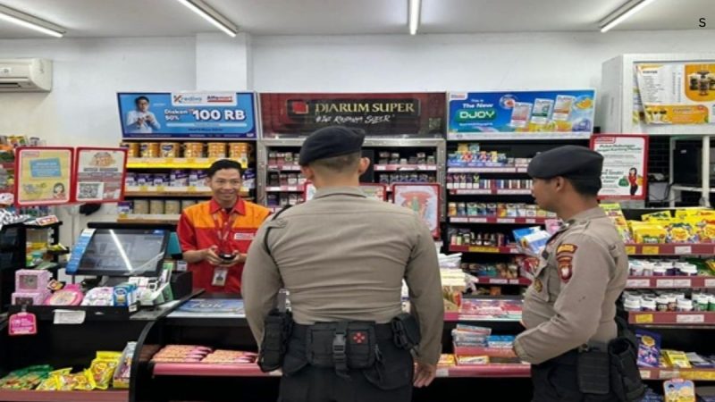 Tiga personel patroli perintis presisi Satsamapta Polres Sekadau melaksanakan patroli rutin dengan menyambangi karyawan Alfamart di Jalan Merdeka Timur, Minggu (24/8/2025) sore. - foto TBNews Polres Sekadau