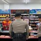 Tiga personel patroli perintis presisi Satsamapta Polres Sekadau melaksanakan patroli rutin dengan menyambangi karyawan Alfamart di Jalan Merdeka Timur, Minggu (24/8/2025) sore. - foto TBNews Polres Sekadau
