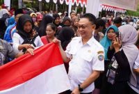 Pemerintah Kota (Pemkot) Pontianak menggelar pasar murah dan bakti sosial dalam rangka memperingati Hari Ulang Tahun (HUT) ke-80 Republik Indonesia, yang dipusatkan di Halaman Kantor Camat Pontianak Barat, Jalan Tabrani Ahmad, Rabu (13/8/2025). Kegiatan ini disambut antusias warga yang memburu kebutuhan pokok dengan harga terjangkau. - foto Pemkot Pontianak