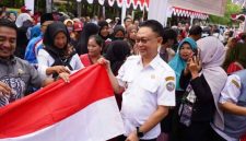 Pemerintah Kota (Pemkot) Pontianak menggelar pasar murah dan bakti sosial dalam rangka memperingati Hari Ulang Tahun (HUT) ke-80 Republik Indonesia, yang dipusatkan di Halaman Kantor Camat Pontianak Barat, Jalan Tabrani Ahmad, Rabu (13/8/2025). Kegiatan ini disambut antusias warga yang memburu kebutuhan pokok dengan harga terjangkau. - foto Pemkot Pontianak