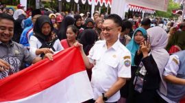 Pemerintah Kota (Pemkot) Pontianak menggelar pasar murah dan bakti sosial dalam rangka memperingati Hari Ulang Tahun (HUT) ke-80 Republik Indonesia, yang dipusatkan di Halaman Kantor Camat Pontianak Barat, Jalan Tabrani Ahmad, Rabu (13/8/2025). Kegiatan ini disambut antusias warga yang memburu kebutuhan pokok dengan harga terjangkau. - foto Pemkot Pontianak
