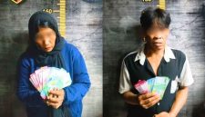Aksi nekat pasangan suami istri (pasutri) warga Pontianak berakhir di tangan polisi. SH (41) dan NL (40) tertangkap basah setelah mencoba membeli sembako dengan menggunakan uang mainan di sebuah toko sembako yang berlokasi di Desa Kapur, Kecamatan Sungai Raya, Kabupaten Kubu Raya, Senin (18/8/2025). - TBNEWS Polres Kubu Raya