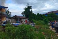 Peristiwa kebakaran terjadi di sebuah rumah kos di Jalan Amaliyah, Gang Amal, Dusun Kapuas, Desa Sungai Ringin, Kecamatan Sekadau Hilir, Kabupaten Sekadau, pada Senin (18/8/2025) sekitar pukul 07.00 WIB. - Foto Polres Sekadau