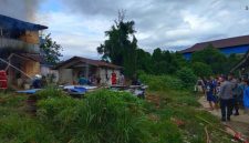 Peristiwa kebakaran terjadi di sebuah rumah kos di Jalan Amaliyah, Gang Amal, Dusun Kapuas, Desa Sungai Ringin, Kecamatan Sekadau Hilir, Kabupaten Sekadau, pada Senin (18/8/2025) sekitar pukul 07.00 WIB. - Foto Polres Sekadau