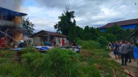 Peristiwa kebakaran terjadi di sebuah rumah kos di Jalan Amaliyah, Gang Amal, Dusun Kapuas, Desa Sungai Ringin, Kecamatan Sekadau Hilir, Kabupaten Sekadau, pada Senin (18/8/2025) sekitar pukul 07.00 WIB. - Foto Polres Sekadau