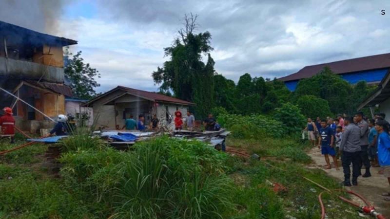 Peristiwa kebakaran terjadi di sebuah rumah kos di Jalan Amaliyah, Gang Amal, Dusun Kapuas, Desa Sungai Ringin, Kecamatan Sekadau Hilir, Kabupaten Sekadau, pada Senin (18/8/2025) sekitar pukul 07.00 WIB. - Foto Polres Sekadau