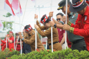 Menyambut Hari Ulang Tahun ke-80 Kemerdekaan Republik Indonesia, Pemerintah Kota Singkawang bersama Forkopimda, organisasi kemasyarakatan, BPKS serta masyarakat memasang 10.000 bendera Merah Putih secara serentak, Senin (11/8/2025). - Foto Pemkot Singkawang
