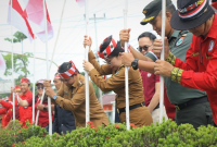  Menyambut Hari Ulang Tahun ke-80 Kemerdekaan Republik Indonesia, Pemerintah Kota Singkawang bersama Forkopimda, organisasi kemasyarakatan, BPKS serta masyarakat memasang 10.000 bendera Merah Putih secara serentak, Senin (11/8/2025). - Foto Pemkot Singkawang