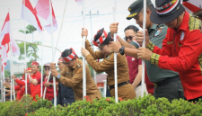  Menyambut Hari Ulang Tahun ke-80 Kemerdekaan Republik Indonesia, Pemerintah Kota Singkawang bersama Forkopimda, organisasi kemasyarakatan, BPKS serta masyarakat memasang 10.000 bendera Merah Putih secara serentak, Senin (11/8/2025). - Foto Pemkot Singkawang