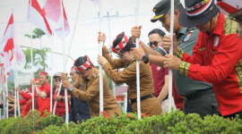  Menyambut Hari Ulang Tahun ke-80 Kemerdekaan Republik Indonesia, Pemerintah Kota Singkawang bersama Forkopimda, organisasi kemasyarakatan, BPKS serta masyarakat memasang 10.000 bendera Merah Putih secara serentak, Senin (11/8/2025). - Foto Pemkot Singkawang