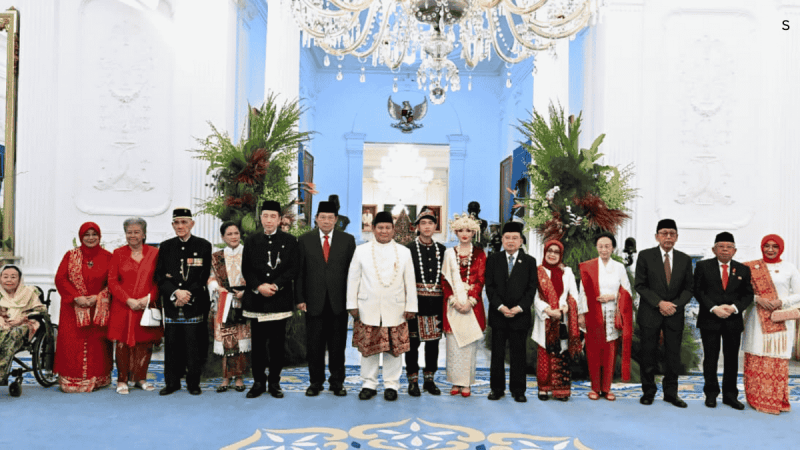 Presiden Prabowo Subianto foto bersama Presiden dan Wakil Presiden terdahulu di ruang kredensial, Istana Merdeka, Jakarta, pada 17 Agustus 2025. Foto: BPMI Setpres/Cahyo
