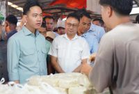 Wakil Presiden (Wapres) RI Gibran Rakabuming Raka ke Kalimantan Barat (Kalbar) adalah meninjau Pasar Flamboyan. Didampingi Wali Kota Pontianak Edi Rusdi Kamtono, Wapres Gibran blusukan ke pasar tradisional terbesar dan paling ramai di Kota Pontianak.
