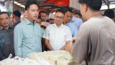 Wakil Presiden (Wapres) RI Gibran Rakabuming Raka ke Kalimantan Barat (Kalbar) adalah meninjau Pasar Flamboyan. Didampingi Wali Kota Pontianak Edi Rusdi Kamtono, Wapres Gibran blusukan ke pasar tradisional terbesar dan paling ramai di Kota Pontianak.
