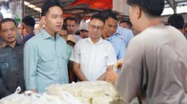 Wakil Presiden (Wapres) RI Gibran Rakabuming Raka ke Kalimantan Barat (Kalbar) adalah meninjau Pasar Flamboyan. Didampingi Wali Kota Pontianak Edi Rusdi Kamtono, Wapres Gibran blusukan ke pasar tradisional terbesar dan paling ramai di Kota Pontianak.
