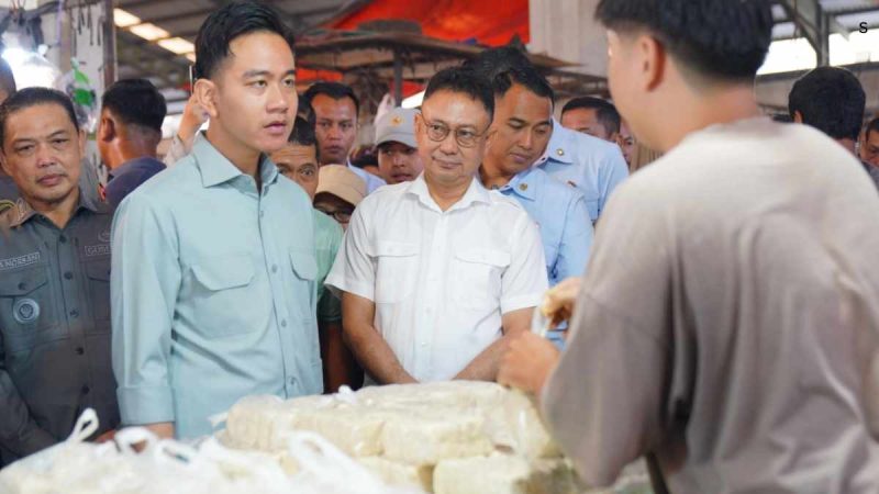Wakil Presiden (Wapres) RI Gibran Rakabuming Raka ke Kalimantan Barat (Kalbar) adalah meninjau Pasar Flamboyan. Didampingi Wali Kota Pontianak Edi Rusdi Kamtono, Wapres Gibran blusukan ke pasar tradisional terbesar dan paling ramai di Kota Pontianak.
