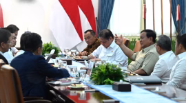 Presiden Republik Indonesia, Prabowo Subianto, memimpin rapat terbatas bersama sejumlah menteri Kabinet Merah Putih di Istana Merdeka, Jakarta, pada Selasa, 9 September 2025. Foto: BPMI Setpres/Kris
