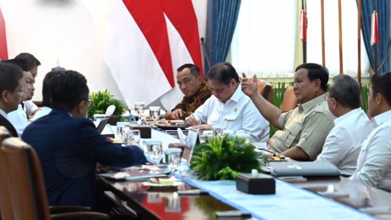 Presiden Republik Indonesia, Prabowo Subianto, memimpin rapat terbatas bersama sejumlah menteri Kabinet Merah Putih di Istana Merdeka, Jakarta, pada Selasa, 9 September 2025. Foto: BPMI Setpres/Kris
