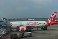 AirAsia menetapkan dua penerbangan reguler dari Pontianak menuju Kuching setiap harinya. Dengan durasi hanya 45 menit, perjalanan menjadi lebih praktis dibanding jalur darat yang bisa memakan waktu berjam-jam. - foto Airasia courtesy 
ikhwanhidayat channel Youtube
