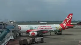 AirAsia menetapkan dua penerbangan reguler dari Pontianak menuju Kuching setiap harinya. Dengan durasi hanya 45 menit, perjalanan menjadi lebih praktis dibanding jalur darat yang bisa memakan waktu berjam-jam. - foto Airasia courtesy 
ikhwanhidayat channel Youtube
