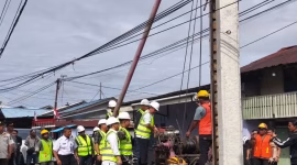 Pemancangan tiang pertama secara simbolis oleh Wakil Wali Kota Pontianak Bahasan menandai dimulainya pembangunan jembatan di Jalan Dharma Putra Kelurahan Siantan Hilir Kecamatan Pontianak Utara. 