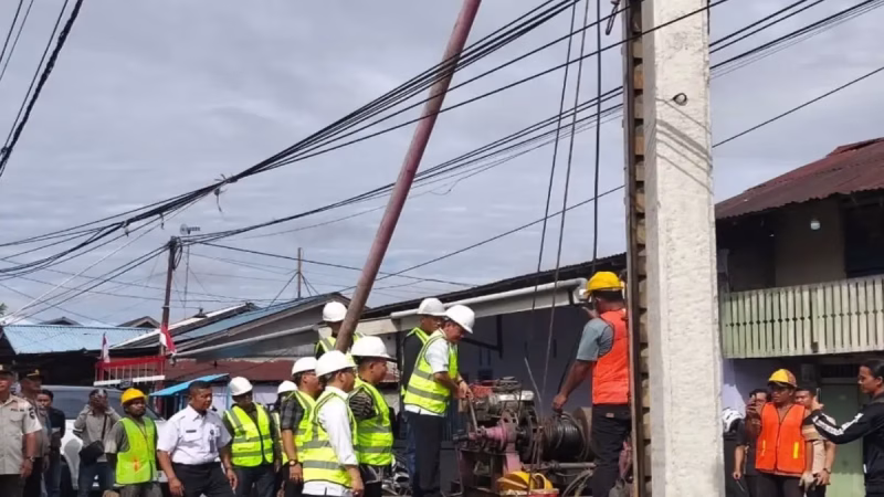 Pemancangan tiang pertama secara simbolis oleh Wakil Wali Kota Pontianak Bahasan menandai dimulainya pembangunan jembatan di Jalan Dharma Putra Kelurahan Siantan Hilir Kecamatan Pontianak Utara. 