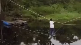 Video Pelajar Seberangi Sungai di Jembatan Tali Viral, Ria Norsan Pastikan Perbaikan Masuk Anggaran - foto istimewa
