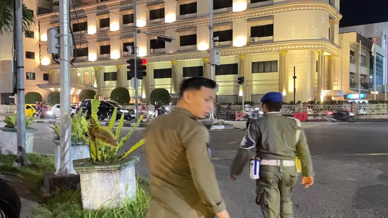 Satuan Polisi Pamong Praja (Satpol PP) Kota Pontianak gencar melakukan patroli rutin dalam rangka penertiban keberadaan pengemis dan aktivitas lain yang kerap muncul di simpang traffic light. Patroli ini bertujuan menjaga ketentraman dan ketertiban umum di wilayah kota. - foto Pemkot Pontianak