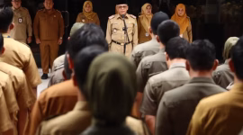 Sekretaris Daerah (Sekda) Kota Pontianak, Amirullah, mengingatkan seluruh aparatur sipil negara (ASN) agar senantiasa menjaga disiplin, etika kerja, serta menciptakan suasana nyaman di lingkungan kantor. Menurutnya, pegawai memiliki peran penting sebagai mesin birokrasi yang menentukan keteraturan jalannya pemerintahan. - foto Pemkot Pontaianak