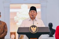 Presiden Prabowo Subianto memberikan keterangannya bersama pimpinan lembaga negara dan ketua umum partai politik di Istana Merdeka, Jakarta, pada Minggu, 31 Agustus 2025. Foto: BPMI Setpres/Laily Rachev
