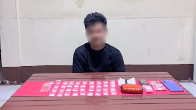 Pengungkapan tersebut dilakukan pada Jumat malam, 5 September 2025 sekitar pukul 20.25 WIB di salah satu rumah warga di Desa Balai Karangan, Kecamatan Sekayam. Operasi dipimpin langsung oleh Kapolsek Sekayam, Iptu Junaifi, S.H., bersama sejumlah personel Polsek Sekayam.
-foto Polres Sanggau