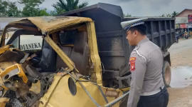  Kecelakaan lalu lintas terjadi di Jalan Trans Kalimantan, Desa Kuala Ambawang, Kecamatan Sungai Ambawang, Kabupaten Kubu Raya, Sabtu (6/9/2025) pagi. Peristiwa tersebut melibatkan sebuah dump truk dan mobil box hingga menyebabkan dua orang mengalami luka-luka serius. - Foto TBNews Polres Kubu Raya