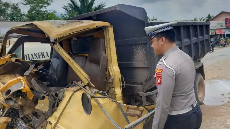  Kecelakaan lalu lintas terjadi di Jalan Trans Kalimantan, Desa Kuala Ambawang, Kecamatan Sungai Ambawang, Kabupaten Kubu Raya, Sabtu (6/9/2025) pagi. Peristiwa tersebut melibatkan sebuah dump truk dan mobil box hingga menyebabkan dua orang mengalami luka-luka serius. - Foto TBNews Polres Kubu Raya