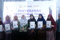 Pemerintah Kota (Pemkot) Pontianak melalui Dinas Koperasi, Usaha Mikro, dan Perdagangan (DKUMP) Kota Pontianak menyerahkan sebanyak 40 sertifikat halal kepada pelaku UMKM di Kota Pontianak.  - foto Prokopim Pontianak