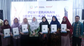 Pemerintah Kota (Pemkot) Pontianak melalui Dinas Koperasi, Usaha Mikro, dan Perdagangan (DKUMP) Kota Pontianak menyerahkan sebanyak 40 sertifikat halal kepada pelaku UMKM di Kota Pontianak.  - foto Prokopim Pontianak