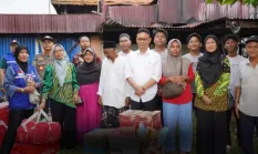 Aksi Cepat Wali Kota Pontianak Serahkan Bantuan Untuk Dua Lokasi Kebakaran