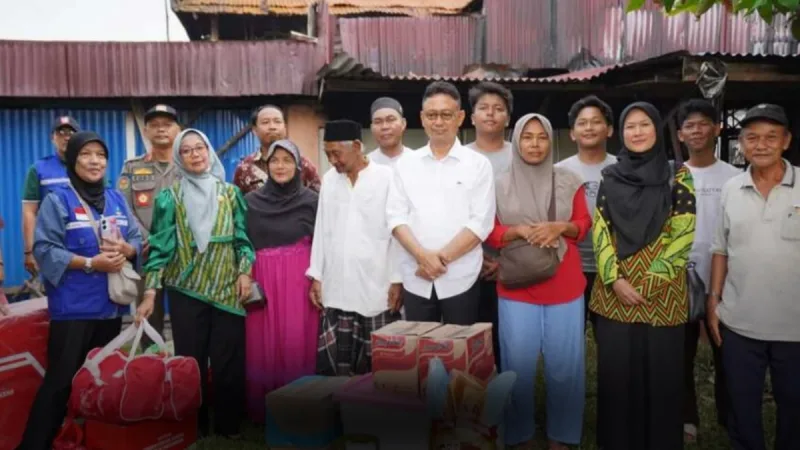 Kunjungan tersebut tidak hanya menjadi bentuk kepedulian, tetapi juga komitmen Pemerintah Kota Pontianak untuk memastikan seluruh korban mendapat penanganan cepat dan tepat. - foto Prokopim Pemkot Pontianak