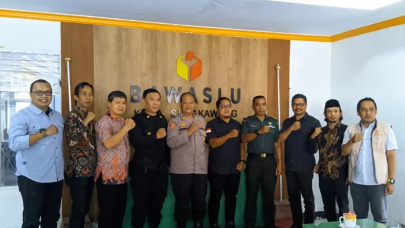 Badan Pengawas Pemilu (Bawaslu) Kota Singkawang menggelar rapat koordinasi pengawasan pemutakhiran data pemilih berkelanjutan (PDPB) triwulan IV, Kamis (23/10/2025). Kegiatan ini melibatkan sejumlah instansi terkait, antara lain KPU, Polres, Kodim, Disdukcapil, Lapas Kelas II, RSJ, dan Dinas Kominfo Kota Singkawang. foto MC Singkawang