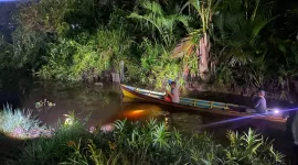 Suasana duka menyelimuti warga Desa Sungai Ambawang Kuala, Kecamatan Sungai Ambawang, Kabupaten Kubu Raya, Kalimantan Barat. Seorang bocah laki-laki berinisial RY (8) ditemukan meninggal dunia setelah diduga tenggelam saat berenang di parit besar kawasan Jalan Parit Masigi I, tepat di depan Kompleks Tirta Asri 1, pada Jumat (24/10/2025) sore. - foto TBNEws Polres Kuburaya