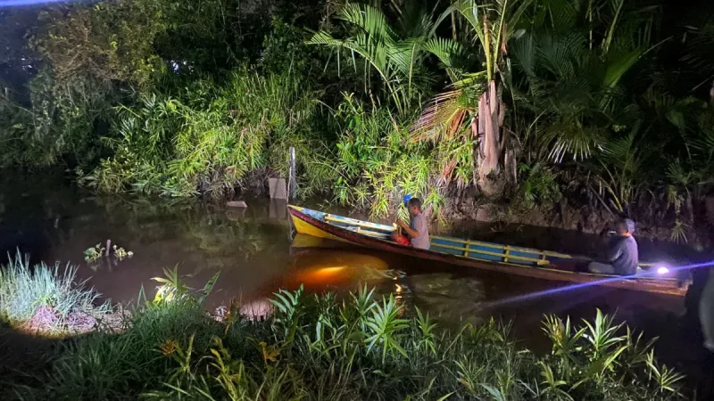 Suasana duka menyelimuti warga Desa Sungai Ambawang Kuala, Kecamatan Sungai Ambawang, Kabupaten Kubu Raya, Kalimantan Barat. Seorang bocah laki-laki berinisial RY (8) ditemukan meninggal dunia setelah diduga tenggelam saat berenang di parit besar kawasan Jalan Parit Masigi I, tepat di depan Kompleks Tirta Asri 1, pada Jumat (24/10/2025) sore. - foto TBNEws Polres Kuburaya
