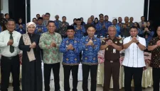 Wali Kota Pontianak Edi Rusdi Kamtono, menyampaikan apresiasi dan terima kasih kepada Kepala Kejaksaan Negeri (Kajari) Pontianak, Aluwi, atas dedikasi dan kontribusinya selama bertugas di Kota Pontianak. Edi menilai kerja sama antara Pemkot Pontianak dan kejaksaan selama ini berjalan baik dan harmonis. - foto Prokopim Pontianak